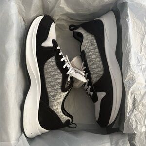 B25 Runner Sneaker
